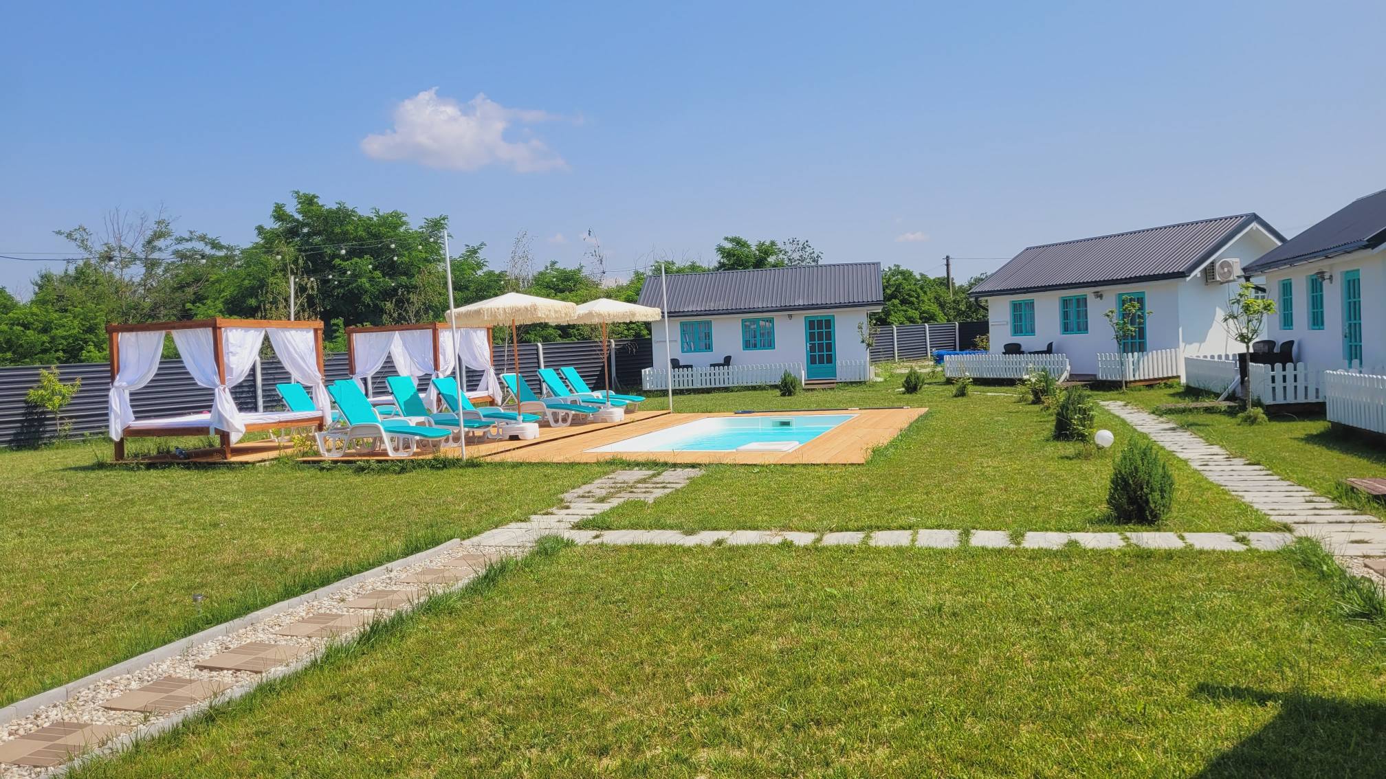 Media → Library → click imagine Text alternativ: Breeze By The Lake resort cu piscină și jacuzzi