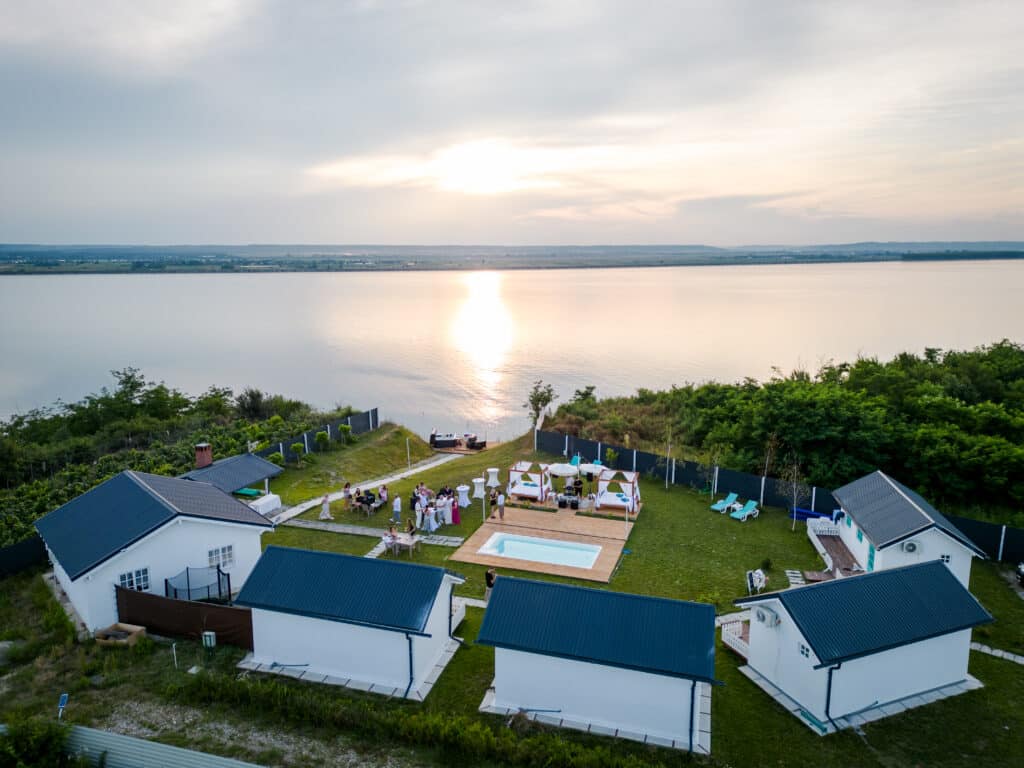 Breeze By The Lake – cazare pentru familii langa lac cu bungalouri private